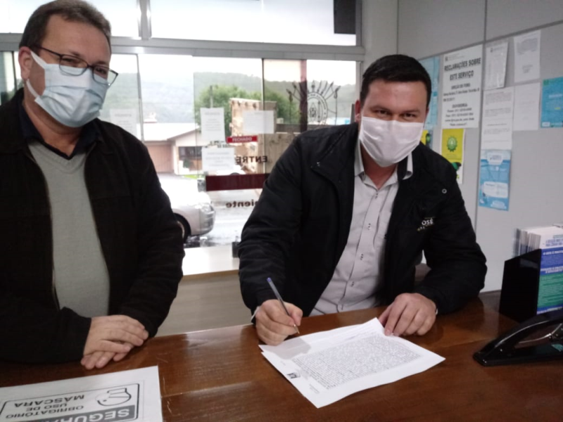 ASSINATURA DE DOAÇÃO DE TERRENO PARA EMPRESA  FABRICANTE DE MÓVEIS RÚSTICOS